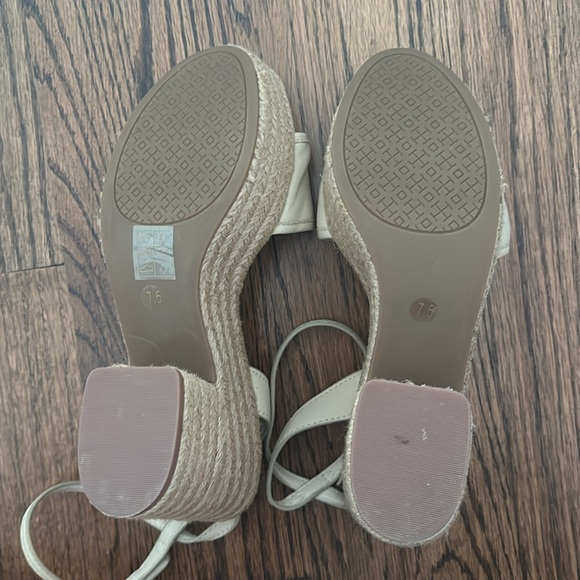 Brand new Tory Burch 7.5 wedge sandals - Picture 4 of 4